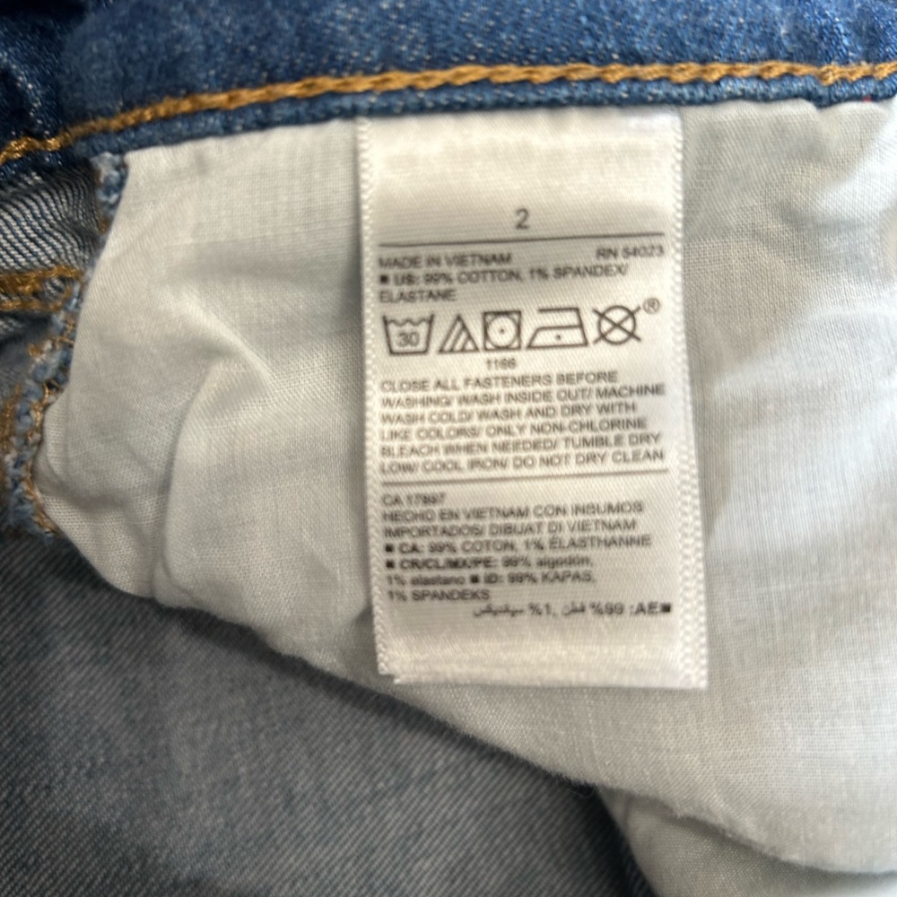 Old navy women’s mid-rise ripped boyfriend jean shorts size 2. - Picture 5 of 5